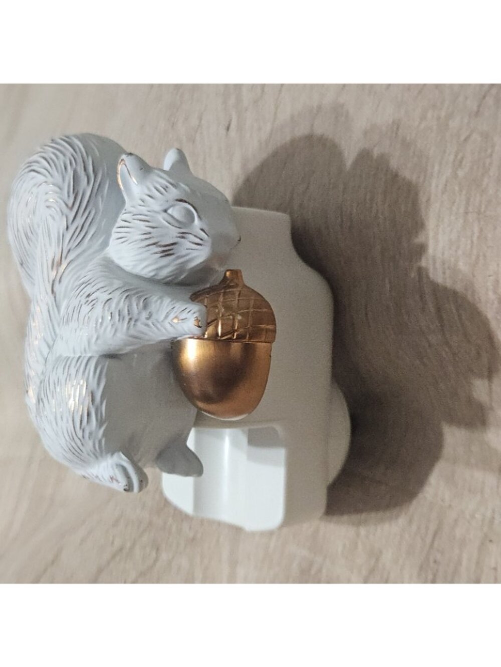Scentplug Diffuser White with Copper Accents Squirrel Acorn Yankee Candle Fall - Picture 2 of 5